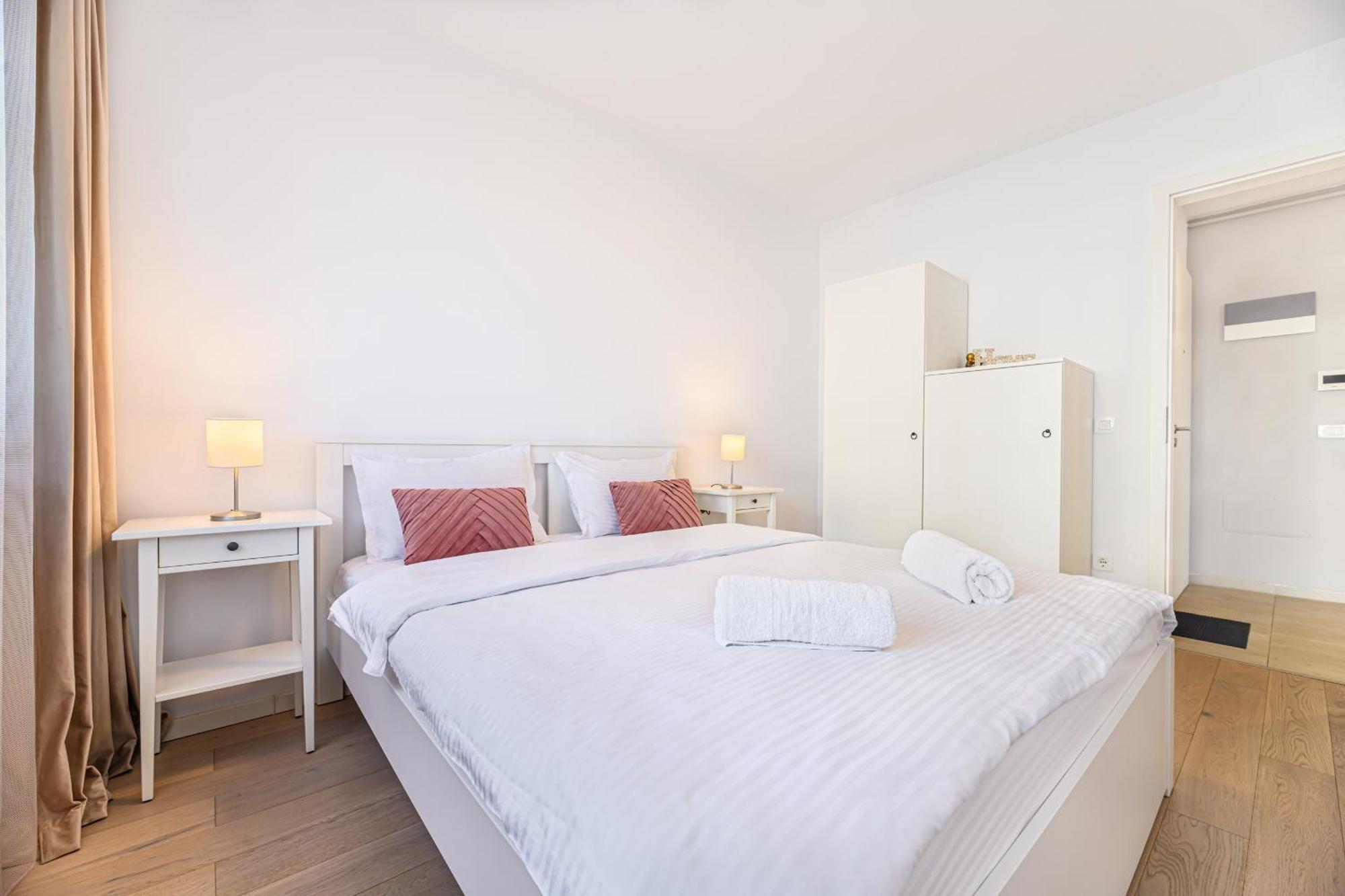 Jad - Luxury 3 Rooms & 2 Rooms Apartments In Kasper, Near Coresi Mall Brasov Bagian luar foto
