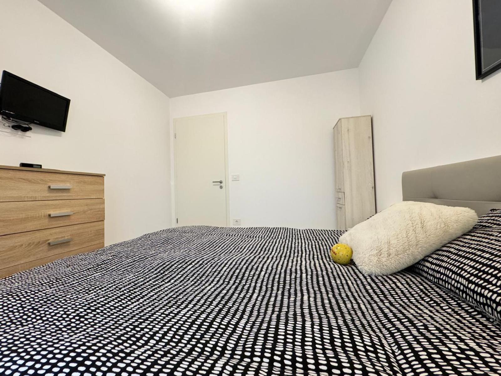 Jad - Luxury 3 Rooms & 2 Rooms Apartments In Kasper, Near Coresi Mall Brasov Bagian luar foto